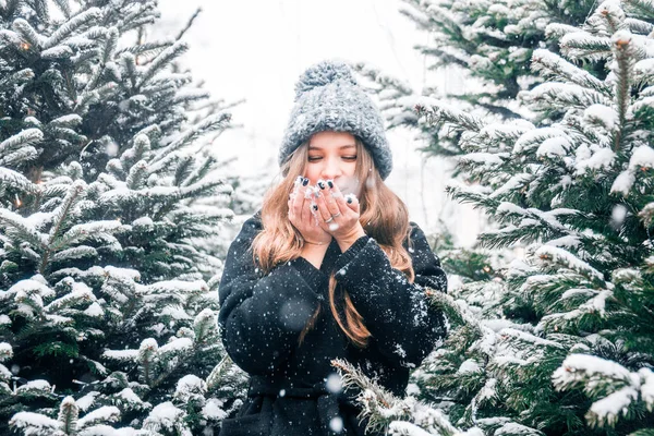 トヴェルスカヤ広場にクリスマス時期の雪の上吹く美しいロシアの女の子 — ストック写真