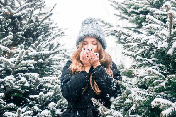 Belle Fille Russe Soufflant Sur Neige Pendant Période Noël Sur — Photo