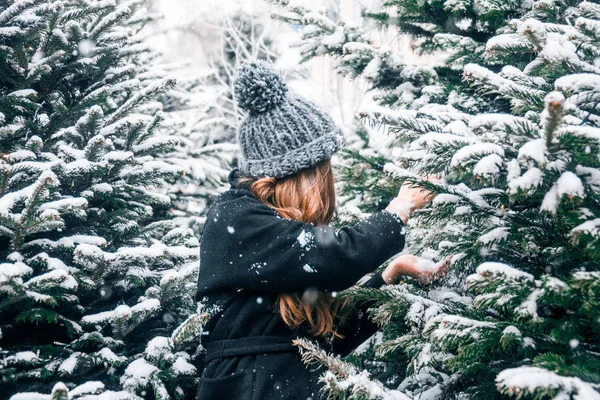 Piękny Rosyjski Dziewczyna Dmuchanie Śniegu Czasie Świąt Bożego Narodzenia Placu — Zdjęcie stockowe