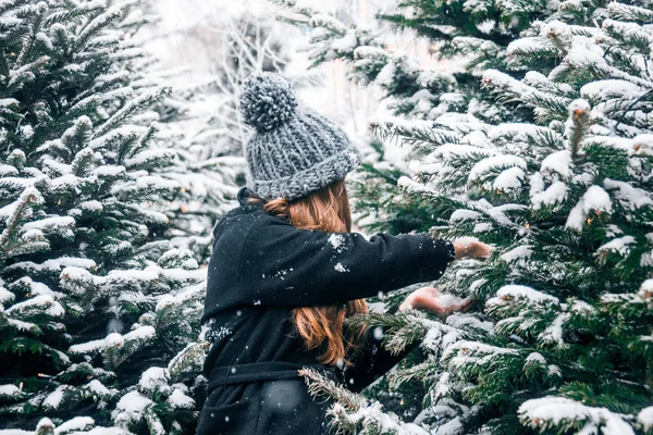 Belle Fille Russe Soufflant Sur Neige Pendant Période Noël Sur — Photo