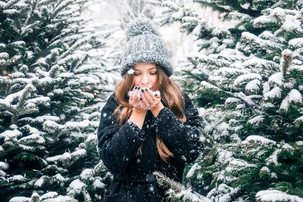 Hermosa Chica Rusa Soplando Nieve Tiempo Navidad Plaza Tverskaya —  Fotos de Stock
