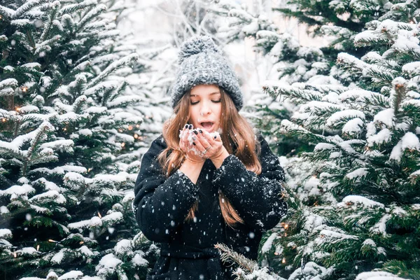 Piękny Rosyjski Dziewczyna Dmuchanie Śniegu Czasie Świąt Bożego Narodzenia Placu — Zdjęcie stockowe