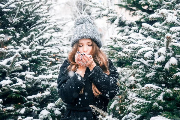 Hermosa Chica Rusa Soplando Nieve Tiempo Navidad Plaza Tverskaya —  Fotos de Stock