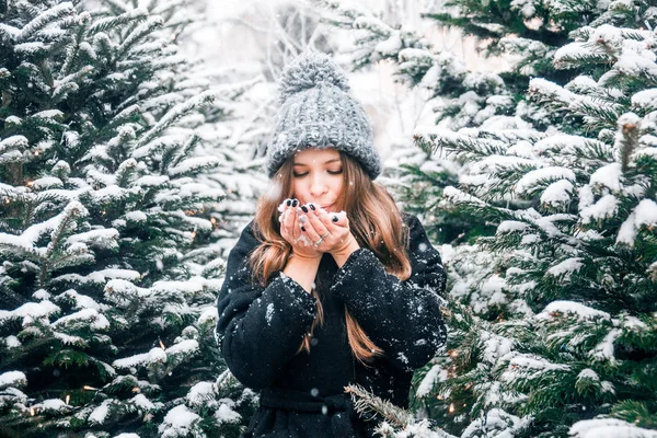 Hermosa Chica Rusa Soplando Nieve Tiempo Navidad Plaza Tverskaya —  Fotos de Stock