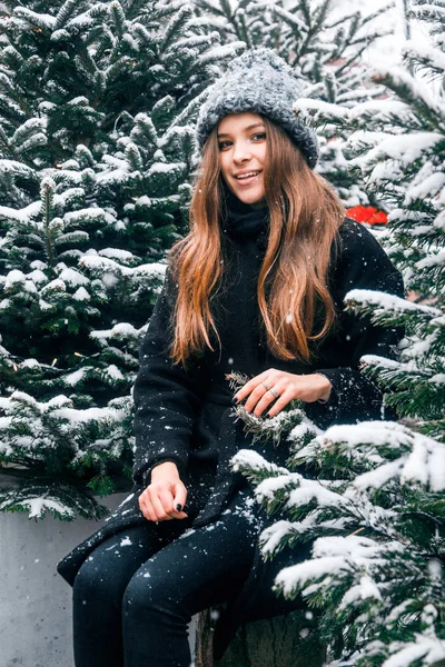 Menina Russa Bonita Dia Nuvem Roupas Estilo Inverno Andando Praça — Fotografia de Stock