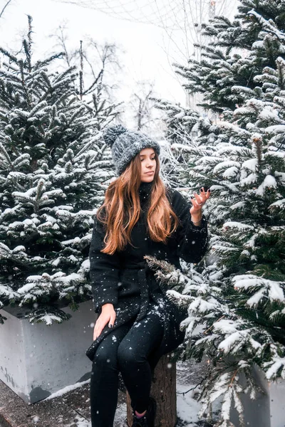 Menina Russa Bonita Dia Nuvem Roupas Estilo Inverno Andando Praça — Fotografia de Stock