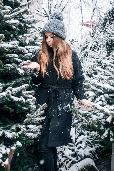 Belle Fille Russe Dans Une Journée Nuageuse Dans Des Vêtements — Photo