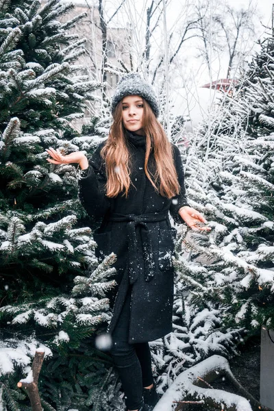 クリスマス時期のトヴェルスカヤ広場に歩いて冬服スタイルで雲日の美しいロシアの女の子 — ストック写真