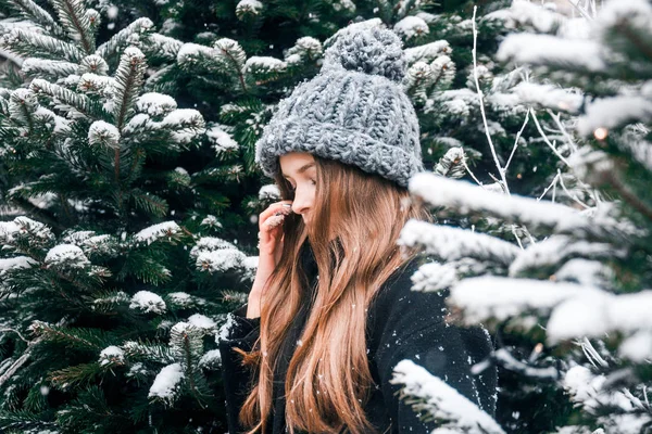クリスマス時期のトヴェルスカヤ広場に歩いて冬服スタイルで雲日の美しいロシアの女の子 — ストック写真