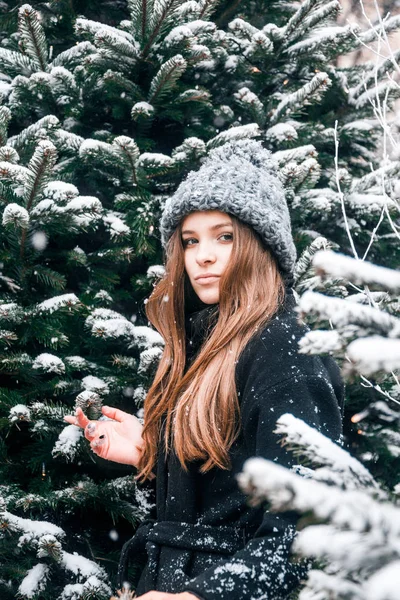 Hermosa Chica Rusa Día Nublado Ropa Estilo Invierno Caminando Plaza —  Fotos de Stock