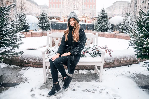 Menina Russa Bonita Dia Nuvem Roupas Estilo Inverno Andando Praça — Fotografia de Stock