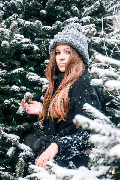 Mooi Russisch Meisje Een Wolk Dag Stijl Winterkleren Wandelen Het — Stockfoto