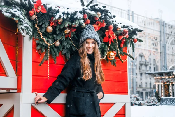 Vacker Rysk Flicka Ett Moln Dag Stil Vinterkläder Promenader Tverskaya Stockfoto