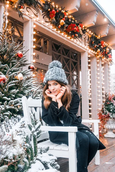 Hermosa Chica Rusa Día Nublado Caminando Plaza Tverskaya Tiempo Navidad Imágenes de stock libres de derechos