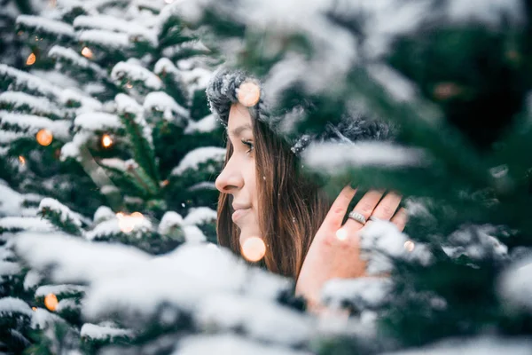 Hermosa Chica Rusa Soplando Nieve Tiempo Navidad Plaza Tverskaya Imagen de archivo