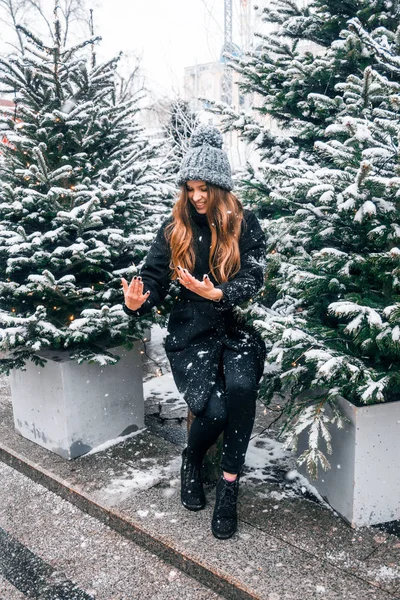 Vacker Rysk Flicka Ett Moln Dag Stil Vinterkläder Promenader Tverskaya Stockfoto