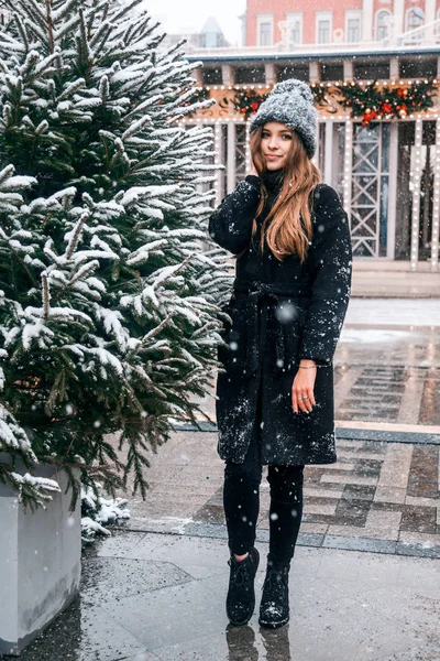 Vacker Rysk Flicka Ett Moln Dag Stil Vinterkläder Promenader Tverskaya Stockbild