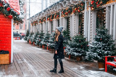 Noel zamanında Tverskaya Meydanı'nda yürüyüş kış tarzı giysiler içinde bir bulut gün güzel Rus kızı