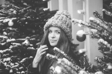 Noel zamanında Tverskaya Meydanı'nda yürüyüş kış tarzı giysiler içinde bir bulut gün güzel Rus kızı