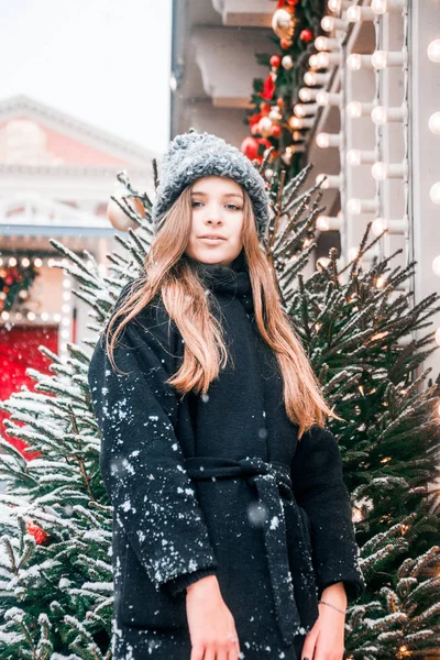 Hermosa Chica Rusa Día Nublado Ropa Estilo Invierno Caminando Plaza —  Fotos de Stock