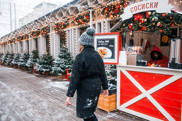 Piękny Rosyjski Dziewczyna Chmura Dzień Zimie Styl Ubrania Chodzenie Placu — Zdjęcie stockowe