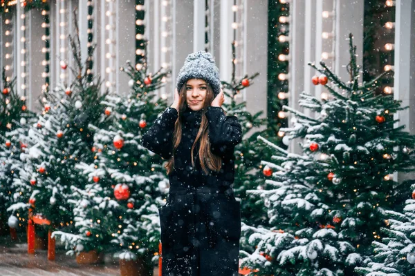 Hermosa Chica Rusa Día Nublado Ropa Estilo Invierno Caminando Plaza —  Fotos de Stock