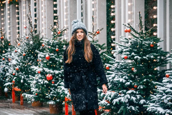 Piękny Rosyjski Dziewczyna Chmura Dzień Zimie Styl Ubrania Chodzenie Placu — Zdjęcie stockowe