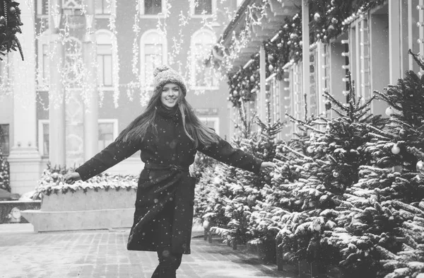 Menina Russa Bonita Dia Nuvem Roupas Estilo Inverno Andando Praça — Fotografia de Stock