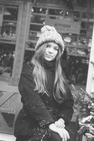 Menina Russa Bonita Dia Nuvem Roupas Estilo Inverno Andando Praça — Fotografia de Stock