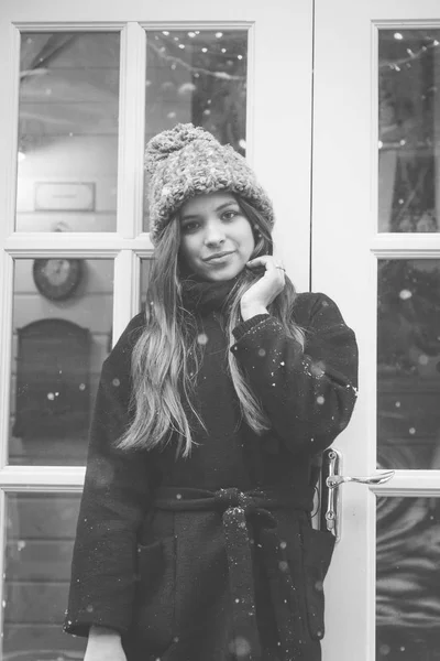 Όμορφη Ρωσική Κορίτσι Μια Μέρα Σύννεφο Στυλ Ρούχα Χειμώνα Περπάτημα — Φωτογραφία Αρχείου