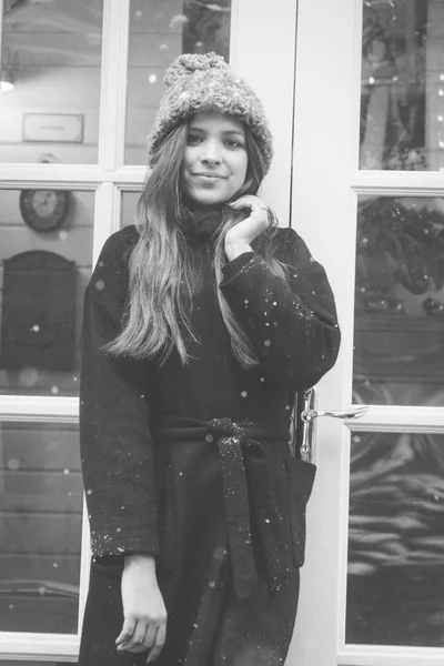 Menina Russa Bonita Dia Nuvem Roupas Estilo Inverno Andando Praça — Fotografia de Stock