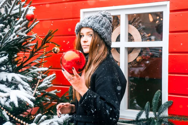 Hermosa Chica Rusa Día Nublado Ropa Invierno Con Bola Navidad Imagen de stock