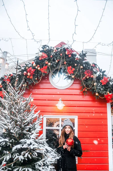 Hermosa Chica Rusa Día Nublado Ropa Invierno Con Bola Navidad Fotos de stock libres de derechos