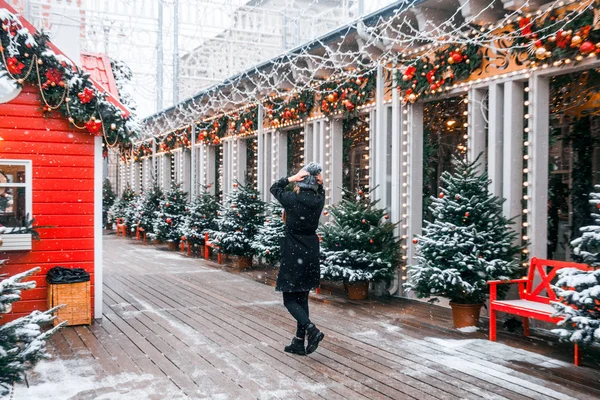 Vacker Rysk Flicka Ett Moln Dag Stil Vinterkläder Promenader Tverskaya Stockbild
