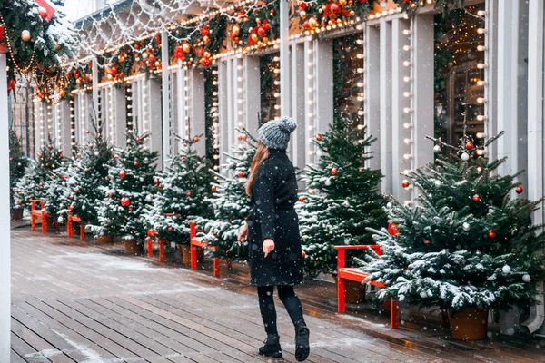 Vacker Rysk Flicka Ett Moln Dag Stil Vinterkläder Promenader Tverskaya Royaltyfria Stockbilder