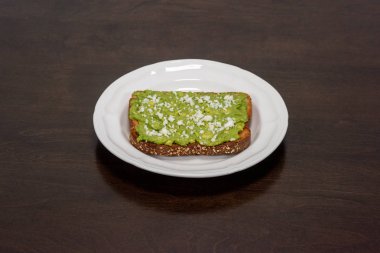 Üstüne serpilir peynir ile avokado tost