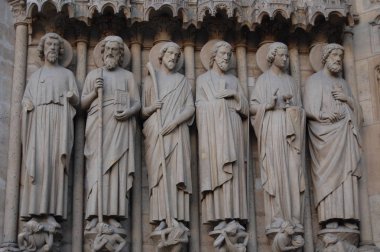Notre Dame Katedrali duvarlarında heykeller