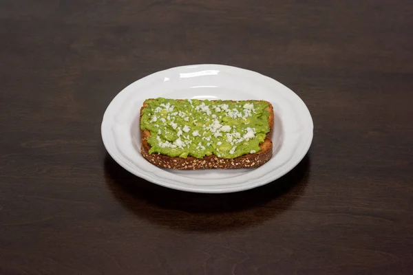 Üstüne serpilir peynir ile avokado tost