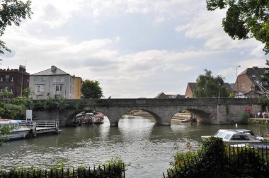 Thames Nehri Oxford, İngiltere 'de bir köprünün altından akar.