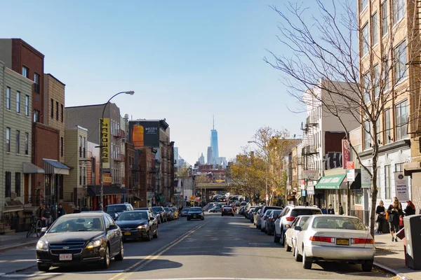 Brooklyn 'de Özgürlük Kulesi manzaralı bir sokak