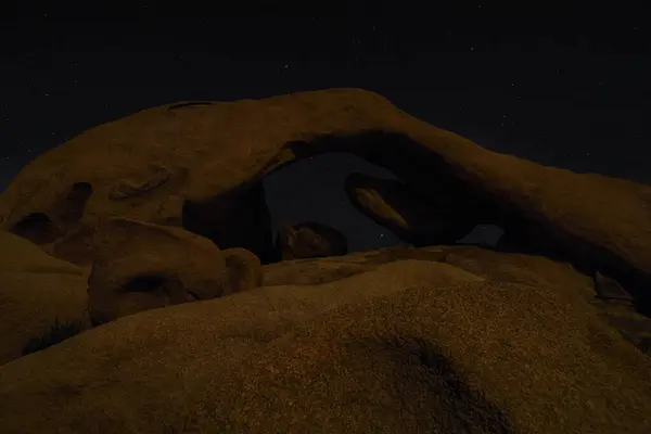 Meşhur Arch Rock yıldızlı bir gökyüzüne karşı, Joshua Tree