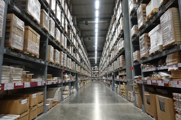 Perspektif ve derinlik-in tarla büyük hangar Depo Sanayi ve lojistik şirketlerinin. Katta depolama ve denilen yüksek raflar.