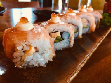 Somon suşi somon yumurta ile top rulo.