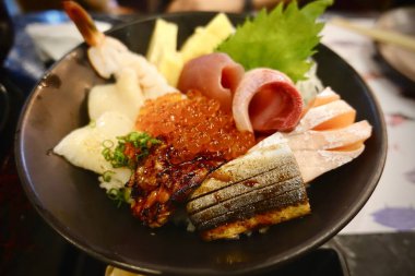 Japon yemekleri. somon, ton balığı, otoro ve ıstakoz, Asyalılar Asya restoranda ayarla saşimi yemek dahil suşi ve sashimi büyük küme. Hirame balığı, somon sashimi ve ton balıklı sashimi çanak.