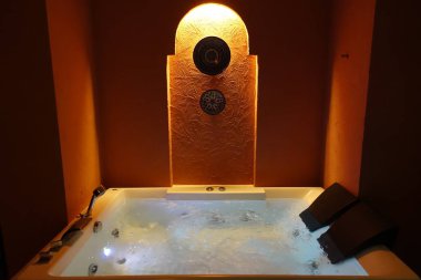 Jakuzi odada, iç tasarım dekorasyonu. 