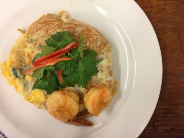 Tayland usulü kızarmış şehriye (pad Thai), bu sokak yemeği ve Bangkok, Tayland 'ın en ünlüsü, ahşap bir masada siyah bir tabakta lezzetli ve güzel olmak isteyen açlığa neden oluyor.