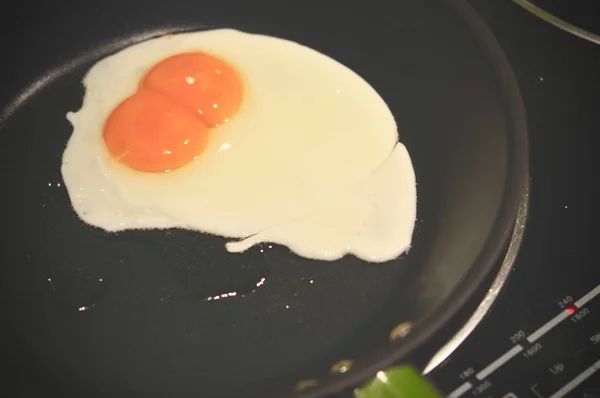 フライパンの卵 卵黄が2つ 卵黄が2つ 卵黄が2つ 目玉焼きが2つ — ストック写真