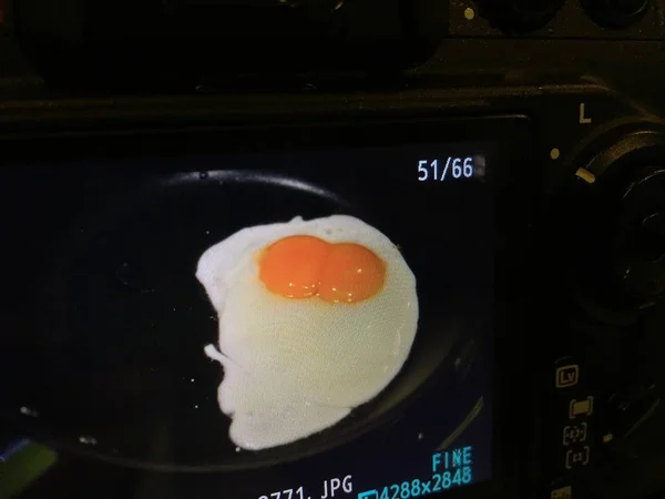 フライパンの卵 卵黄が2つ 卵黄が2つ 卵黄が2つ 目玉焼きが2つ — ストック写真