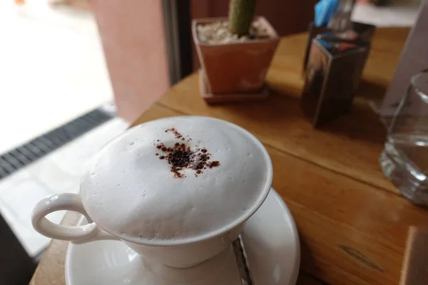 Kaffee Cappuccino Mit Weißer Tasse Flauschige Weiße Milch Obendrauf Cappuccino — Stockfoto