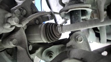 Araba süspansiyonu, arabanın altı, tamirat, prestijli bir ulaşım, yatay görüntü, kütüklerin üzerinde duran araba, aşağıdaki teftiş arabası..